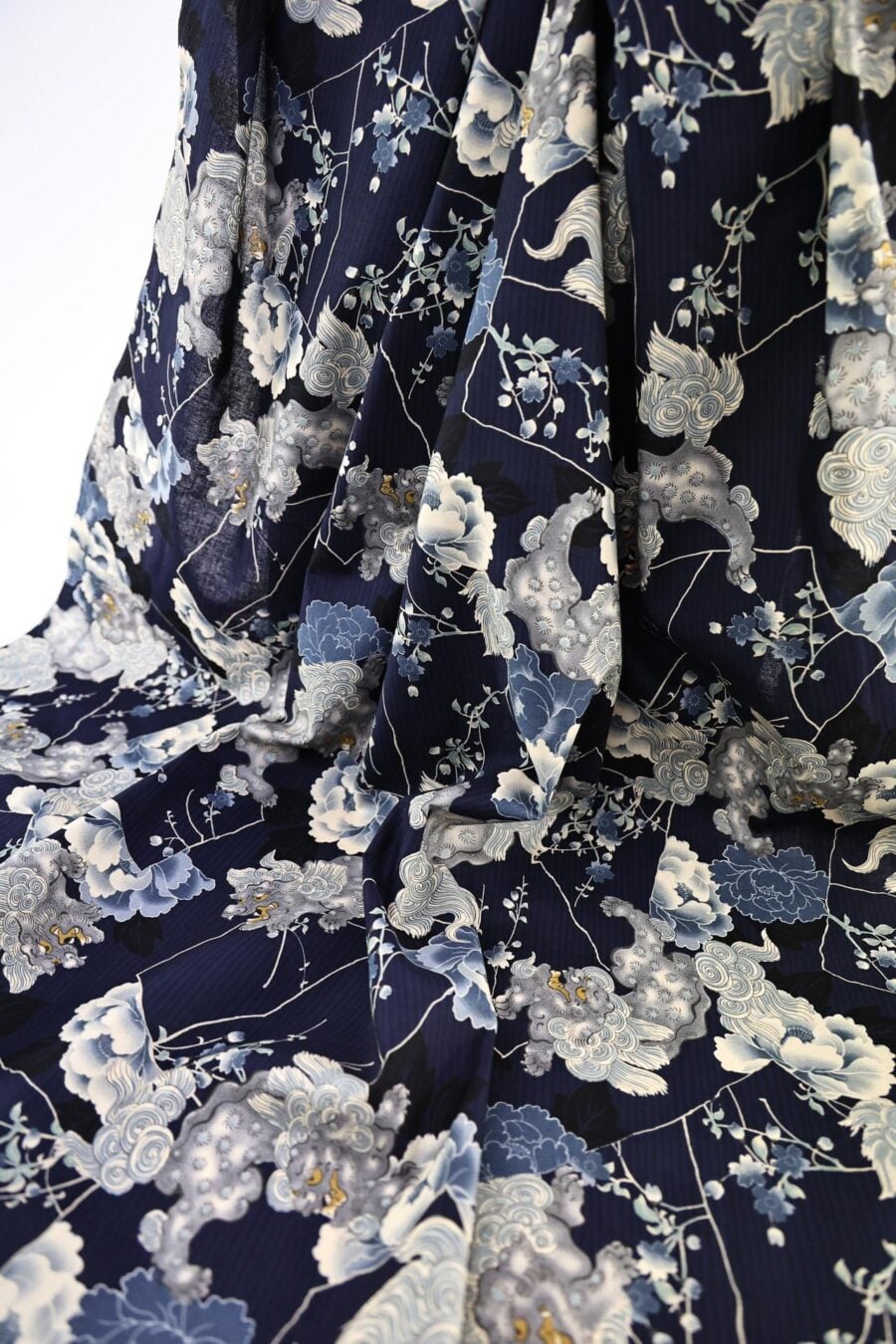 Tissu Japonais Komainu de Kokka fond bleu. Japanese fabric