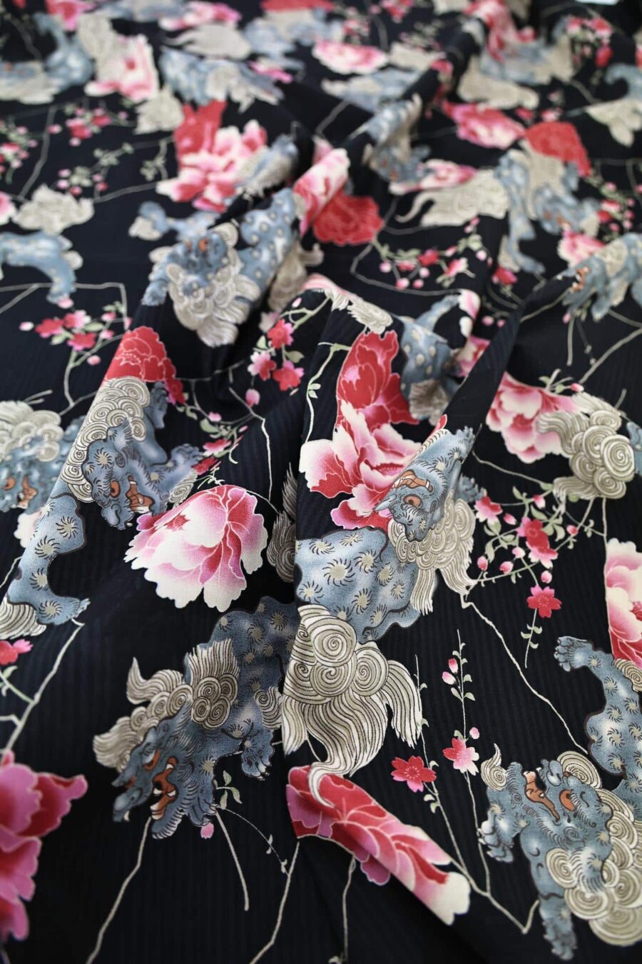 Tissu Japonais Komainu de Kokka fond noir. Japanese fabric