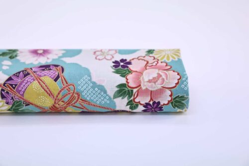 Tissu Japonais Tsuzumi Sensu coloré fond blanc. Japanese fabric