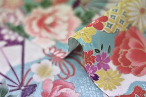 Tissu Japonais Tsuzumi Sensu coloré fond blanc. Japanese fabric