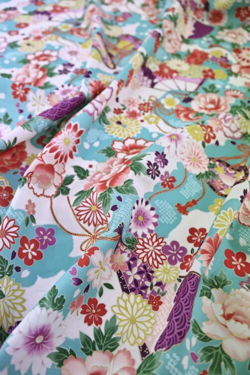 Tissu Japonais Tsuzumi Sensu coloré fond blanc. Japanese fabric