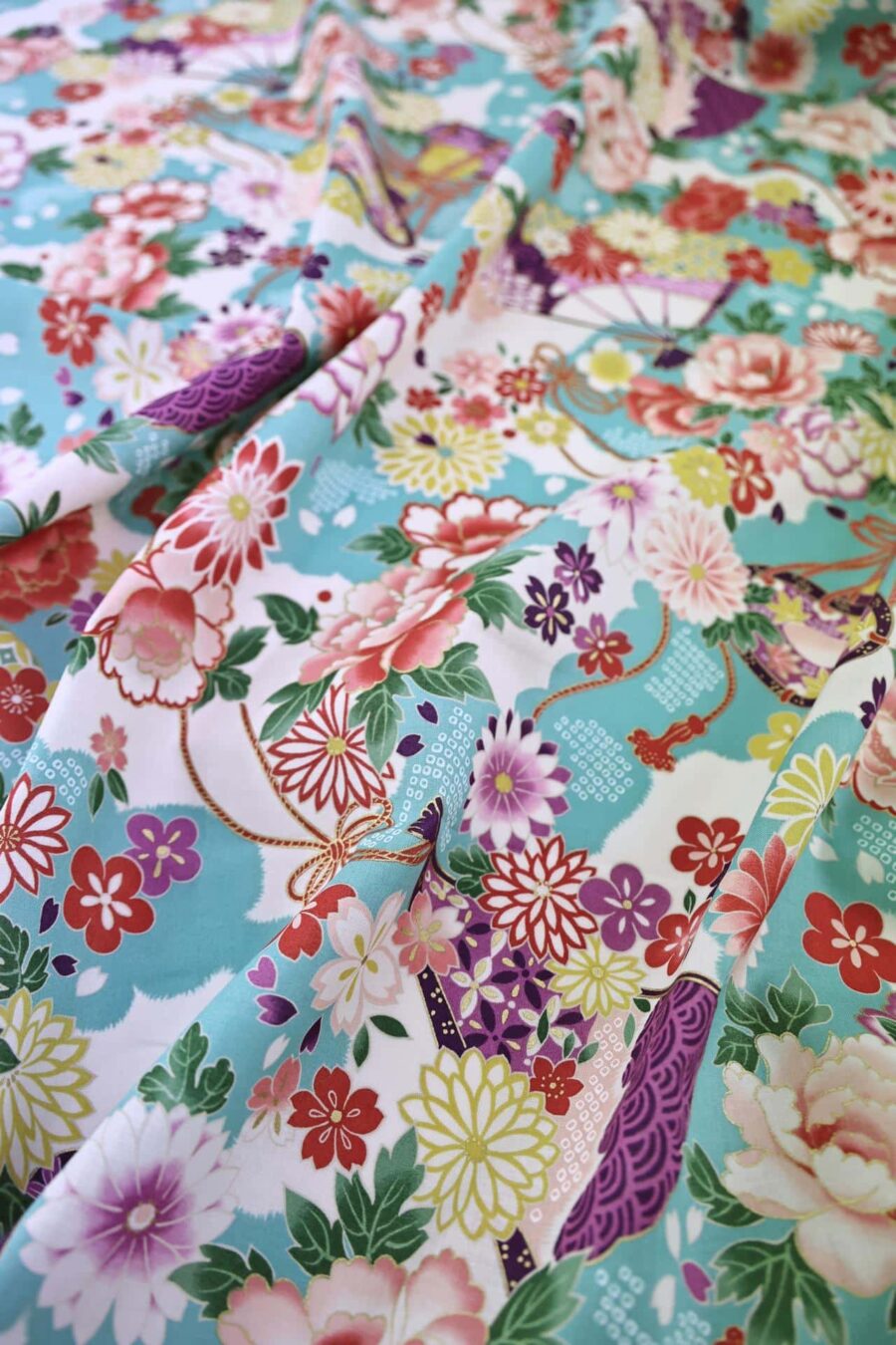Tissu Japonais Tsuzumi Sensu coloré fond blanc. Japanese fabric