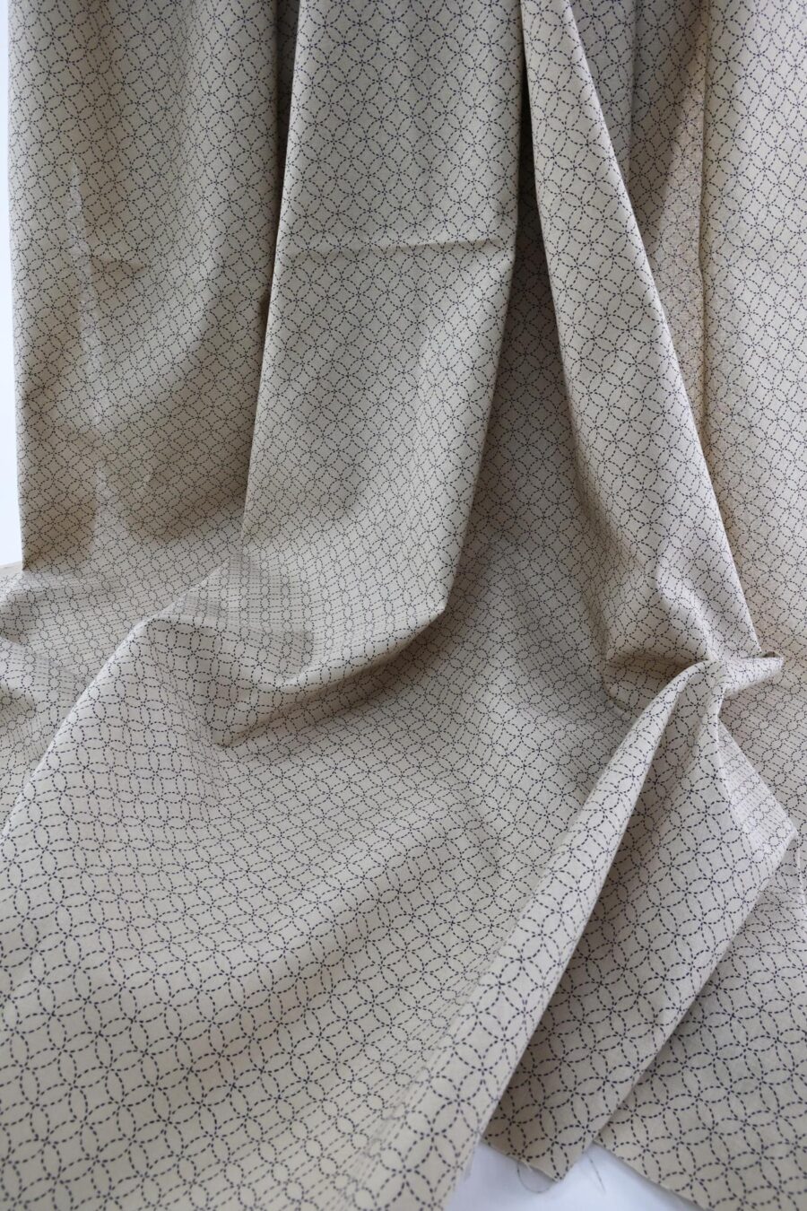 Tissu japonais Shippou pointillé fond écru. Japanese Fabric