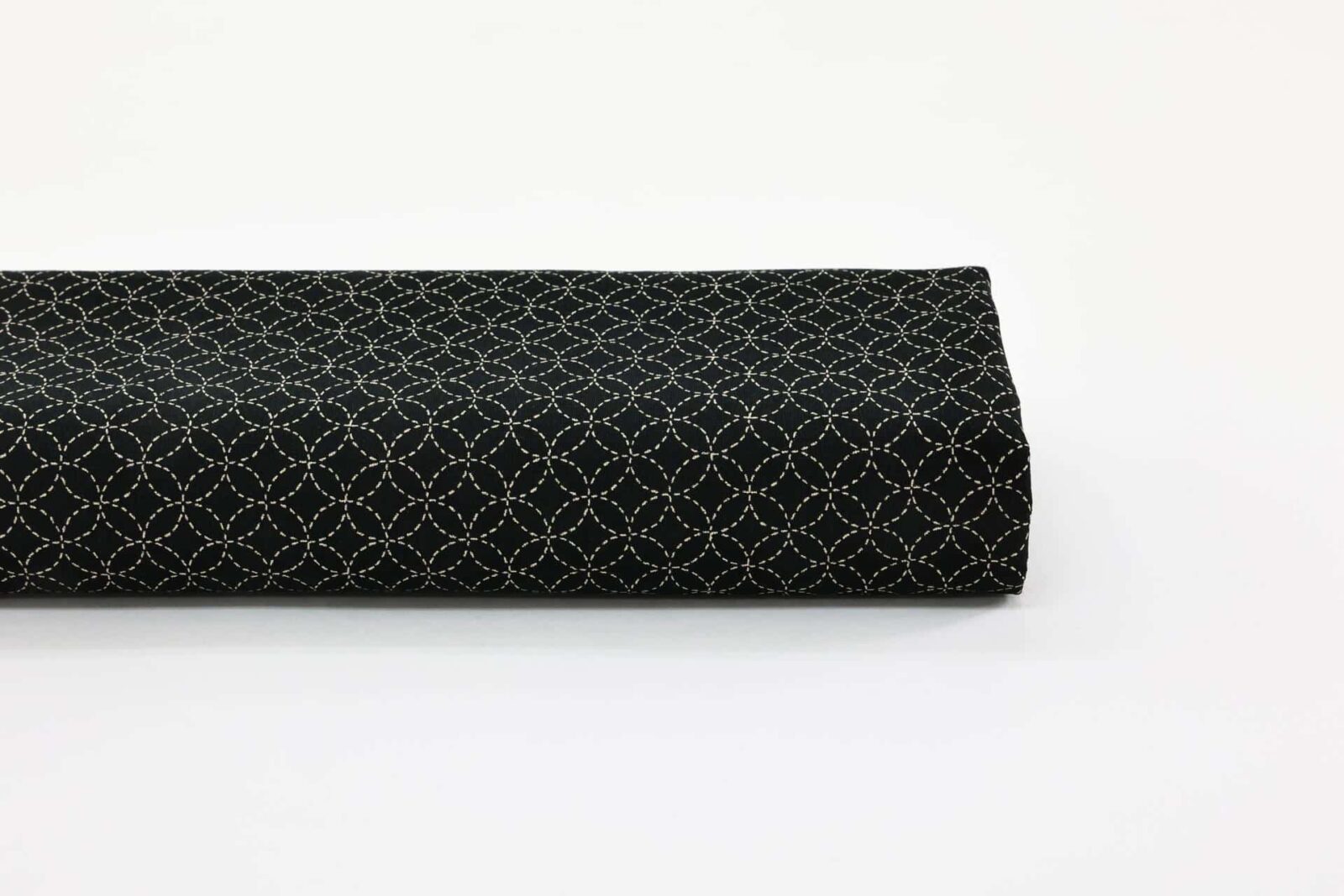 Tissu japonais Shippou pointillé fond noir. Japanese fabric