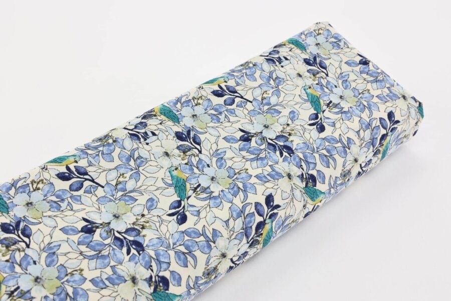 Tissu oiseaux bleus dans l'arbre fleuri fond blanc. Japanese fabrics
