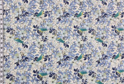 Tissu oiseaux bleus dans l'arbre fleuri fond blanc. Japanese fabrics