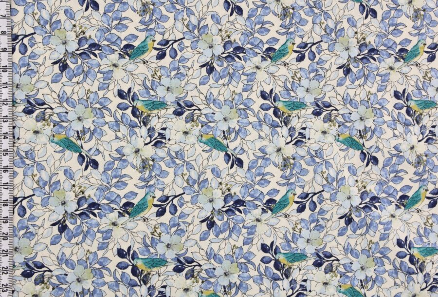 Tissu oiseaux bleus dans l'arbre fleuri fond blanc. Japanese fabrics