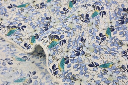 Tissu oiseaux bleus dans l'arbre fleuri fond blanc. Japanese fabrics
