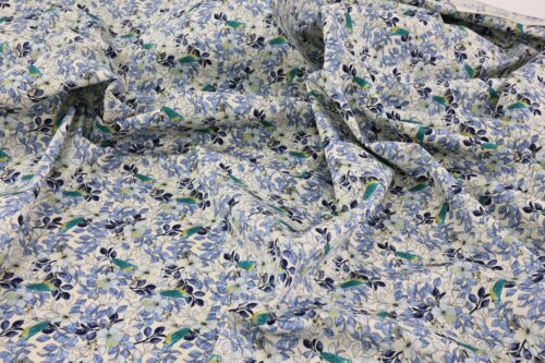 https://diydistrict.com/wp-content/uploads/2023/06/Tissu-oiseaux-bleus-dans-larbre-fleuri-fond-blanc.-Japanese-fabrics-03.jpg
