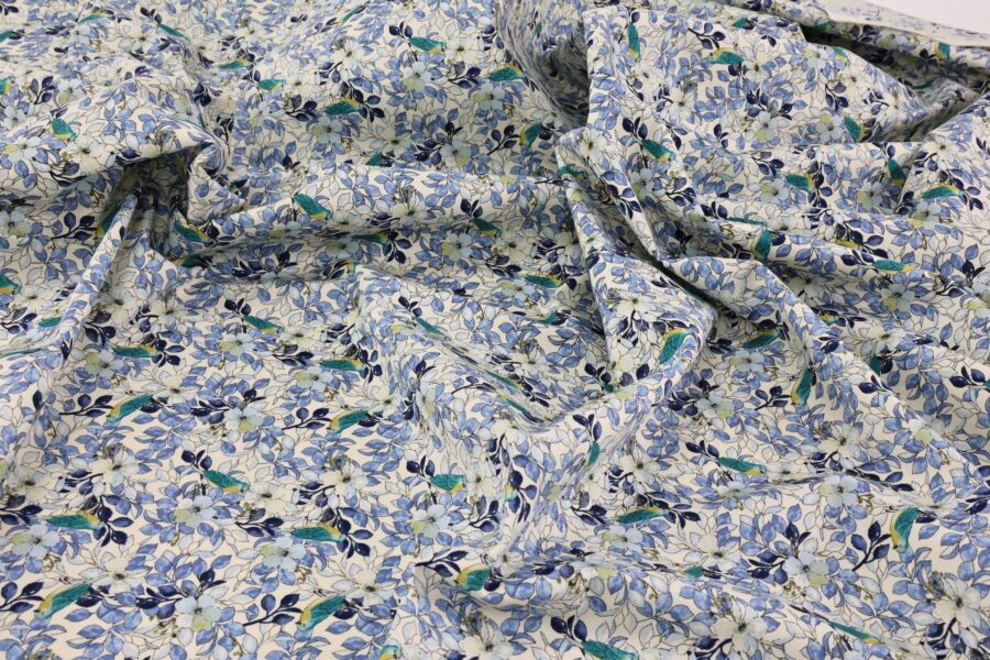 https://diydistrict.com/wp-content/uploads/2023/06/Tissu-oiseaux-bleus-dans-larbre-fleuri-fond-blanc.-Japanese-fabrics-03.jpg