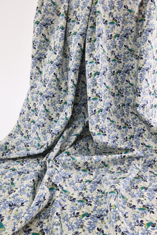 https://diydistrict.com/wp-content/uploads/2023/06/Tissu-oiseaux-bleus-dans-larbre-fleuri-fond-blanc.-Japanese-fabrics-03.jpg