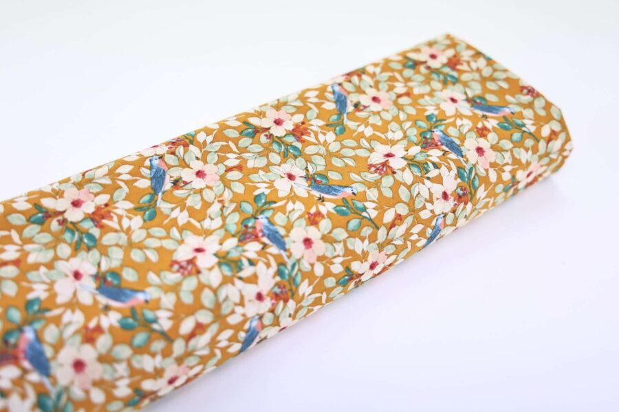 Tissu oiseaux bleus dans l'arbre fleuri fond orange. Japanese fabrics