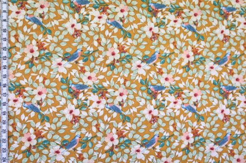 Tissu oiseaux bleus dans l'arbre fleuri fond orange. Japanese fabrics