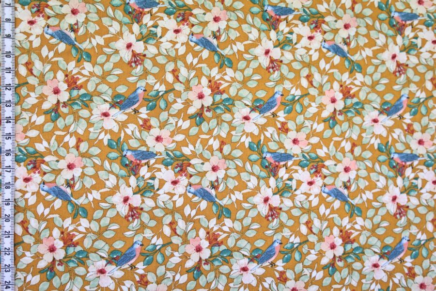 Tissu oiseaux bleus dans l'arbre fleuri fond orange. Japanese fabrics