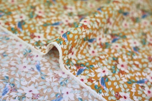 Tissu oiseaux bleus dans l'arbre fleuri fond orange. Japanese fabrics