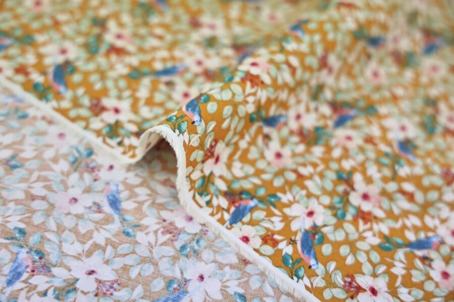 Tissu oiseaux bleus dans l'arbre fleuri fond orange. Japanese fabrics
