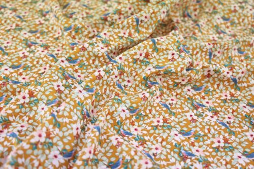 Tissu oiseaux bleus dans l'arbre fleuri fond orange. Japanese fabrics