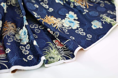 Brocart jacquard bleu marine fleurie colorée. jacquard fabric