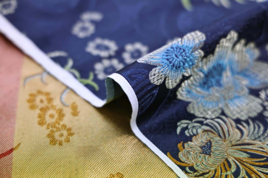 Brocart jacquard bleu marine fleurie colorée. jacquard fabric