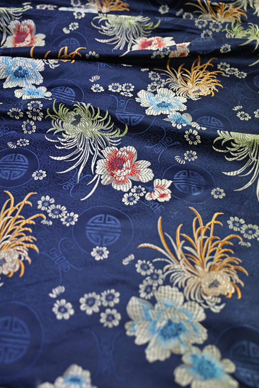Brocart jacquard bleu marine fleurie colorée. jacquard fabric