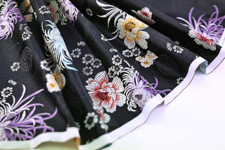 Brocart jacquard noir fleurie colorée. brocard fabric