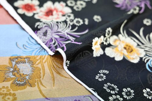 Brocart jacquard noir fleurie colorée. brocard fabric
