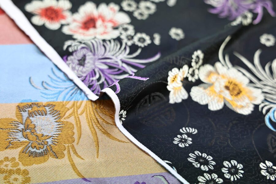 Brocart jacquard noir fleurie colorée. brocard fabric