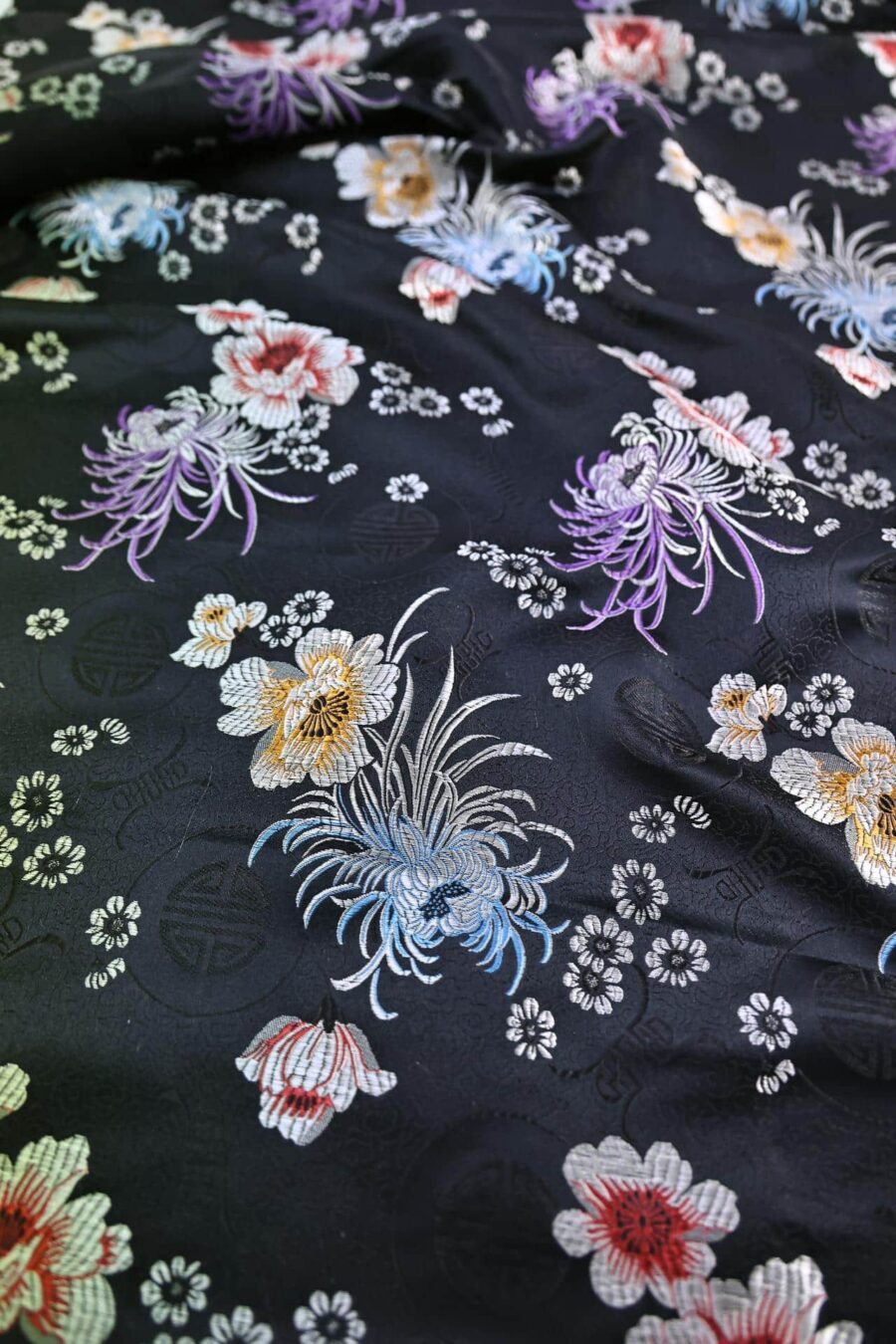 Brocart jacquard noir fleurie colorée. brocard fabric