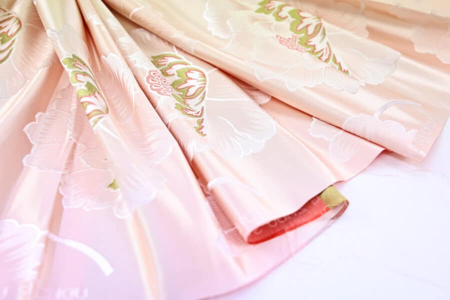 Brocart pivoine blanche fond rose. Brocard fabric