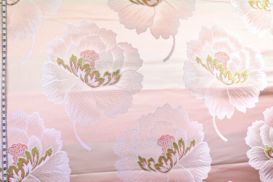 Brocart pivoine blanche fond rose. Brocard fabric