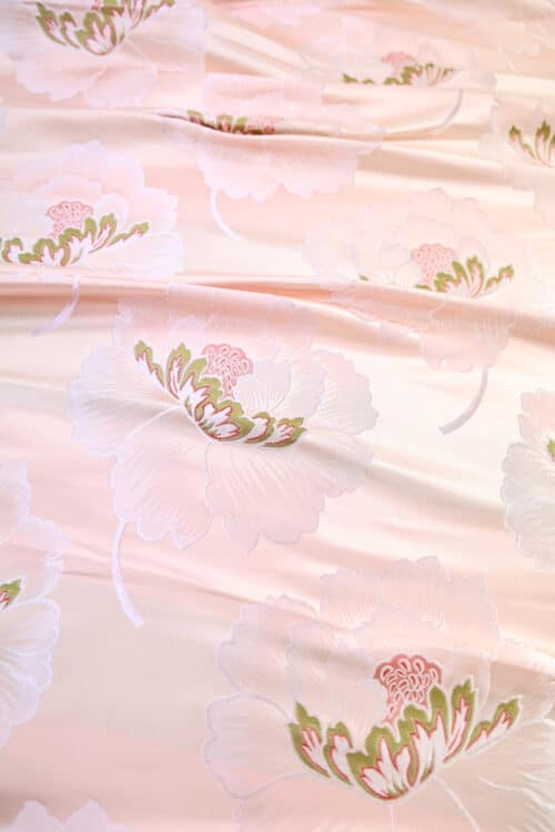 Brocart pivoine blanche fond rose. Brocard fabric