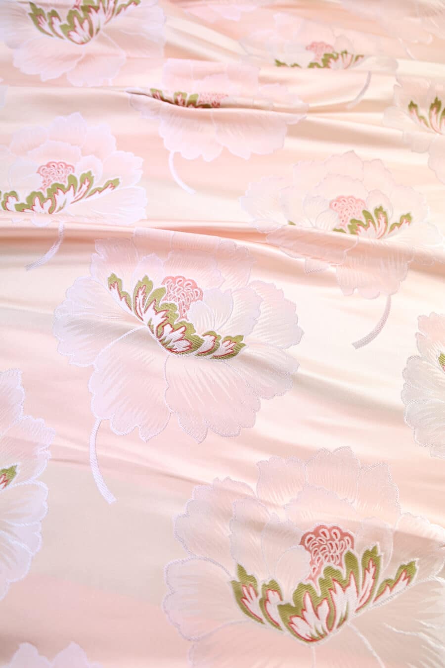 Brocart pivoine blanche fond rose. Brocard fabric