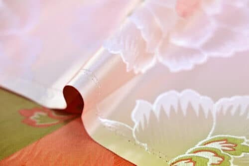 Brocart pivoine blanche fond rose. Brocard fabric