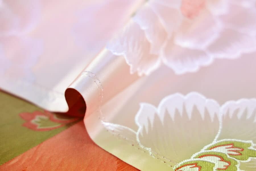 Brocart pivoine blanche fond rose. Brocard fabric