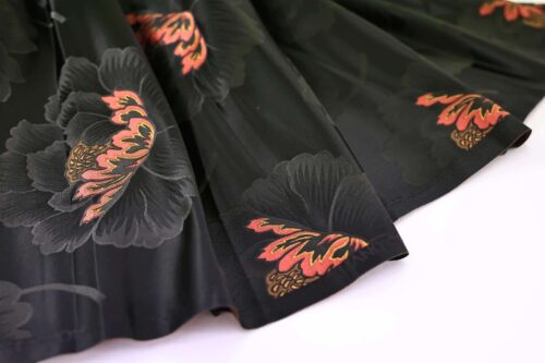 Brocart pivoine rouge fond noir. Brocard fabric