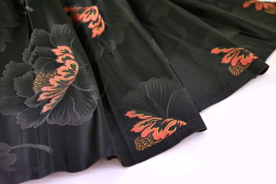 Brocart pivoine rouge fond noir. Brocard fabric