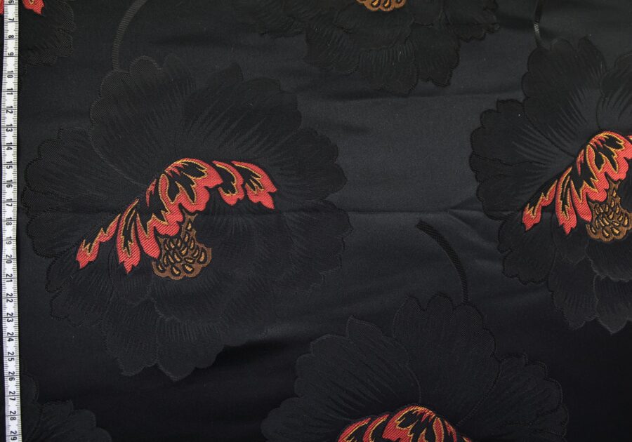 Brocart pivoine rouge fond noir. Brocard fabric