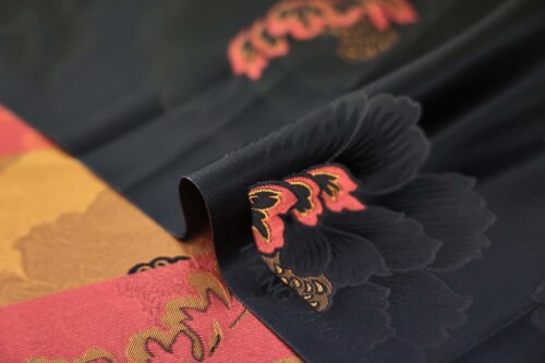 Brocart pivoine rouge fond noir. Brocard fabric