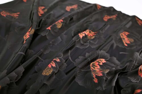 Brocart pivoine rouge fond noir. Brocard fabric