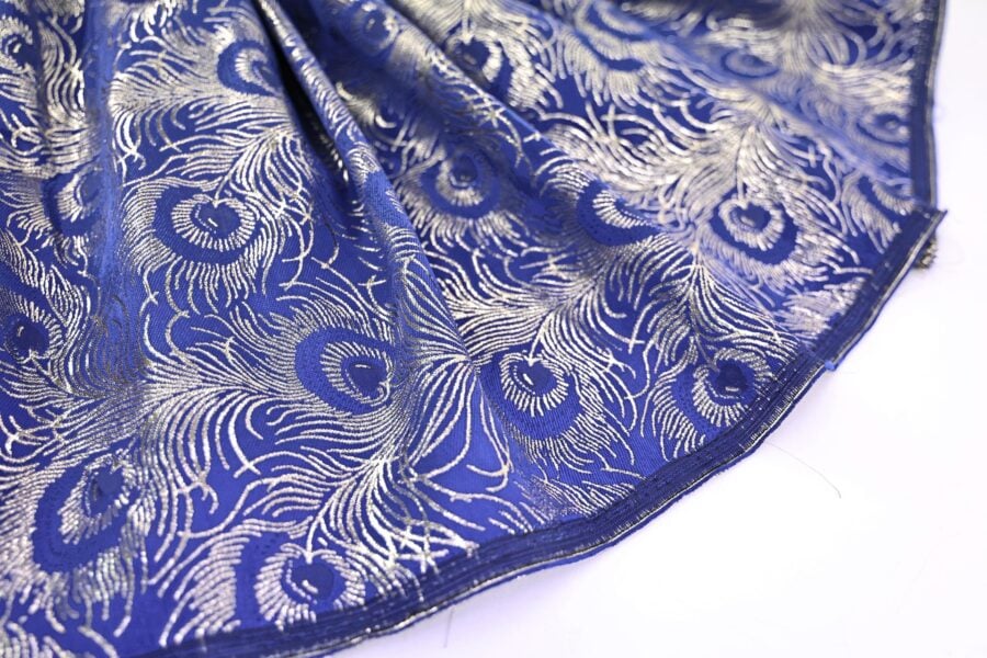 Brocart plume de paon argenté fond bleu. brocard fabrics
