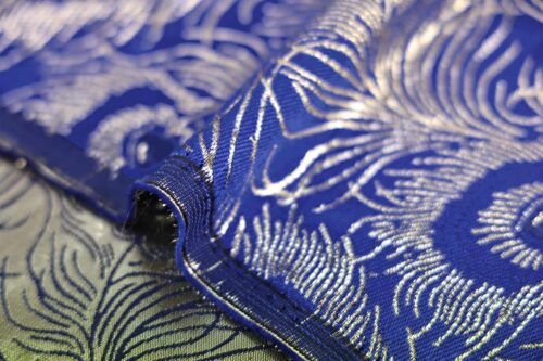 Brocart plume de paon argenté fond bleu. brocard fabrics
