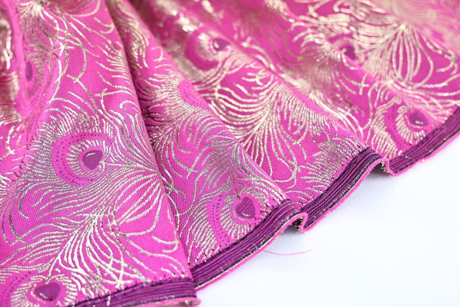 Brocart plume de paon argenté fond rose. Brocard fabric