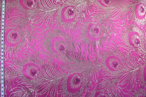Brocart plume de paon argenté fond rose. Brocard fabric