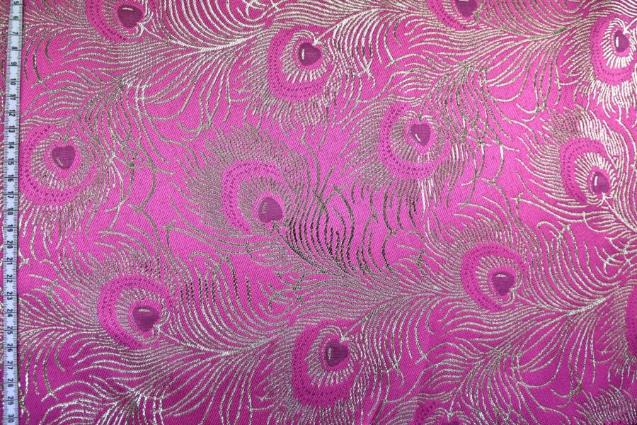 Brocart plume de paon argenté fond rose. Brocard fabric