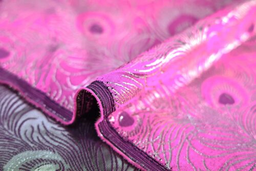 Brocart plume de paon argenté fond rose. Brocard fabric