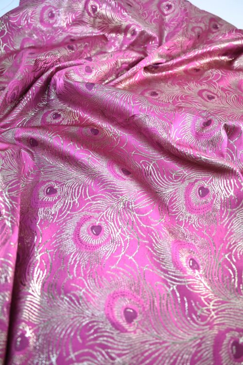 Brocart plume de paon argenté fond rose. Brocard fabric