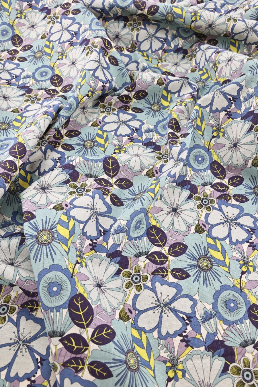Canvas fleurs esprit vintage bleu violet. Japanese fabric