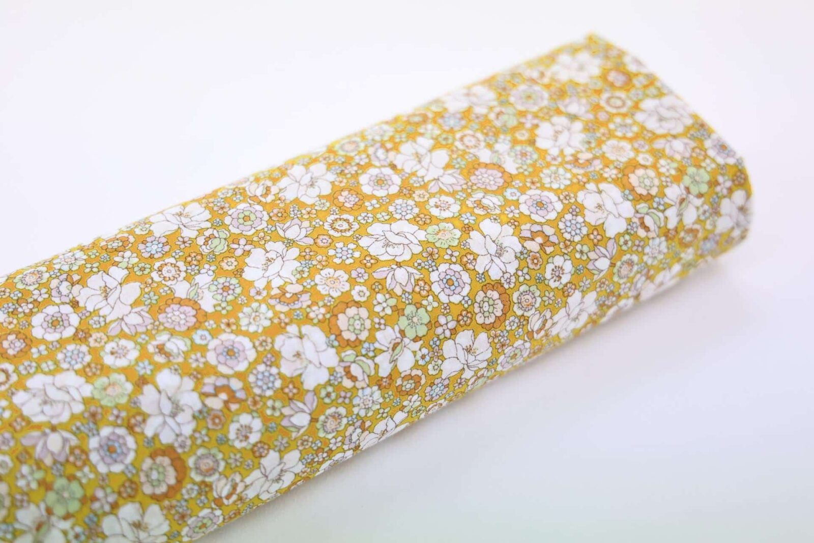 Coton lawn Japonais petites fleuris fond jaune. japanese fabric