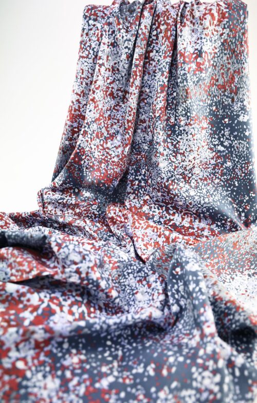 Nani IRO Birds Eye satin de coton gris rouge. Japanese fabric