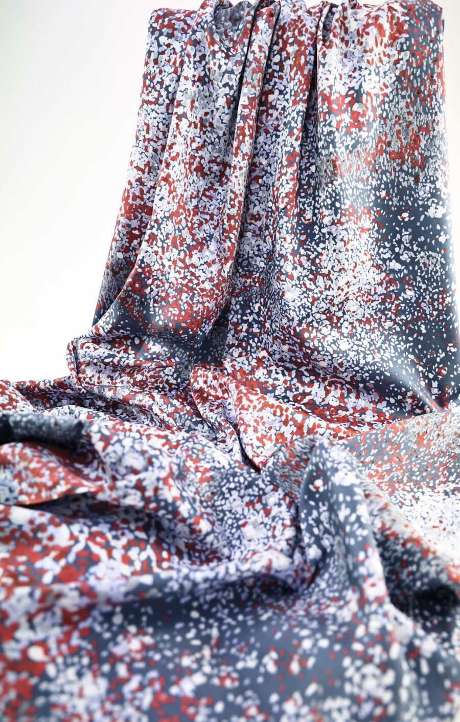 Nani IRO Birds Eye satin de coton gris rouge. Japanese fabric